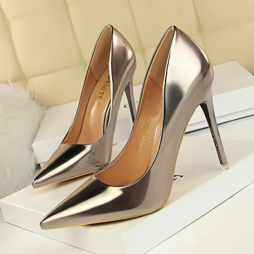 cz18025a New design female patent leather gold pointed toe high heels women shoes, Gold/sliver
cz18025a New design female patent leather gold pointed toe high heels women shoes, Gold/sliver