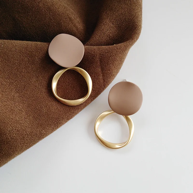 Autumn Winter New Brown Earrings Vintage Matte drop Earrings for women Metal Fashion Statement Dangle Earring 2021 Trend Jewelry
Autumn Winter New Brown Earrings Vintage Matte drop Earrings for women Metal Fashion Statement Dangle Earring 2021 Trend Jewelry