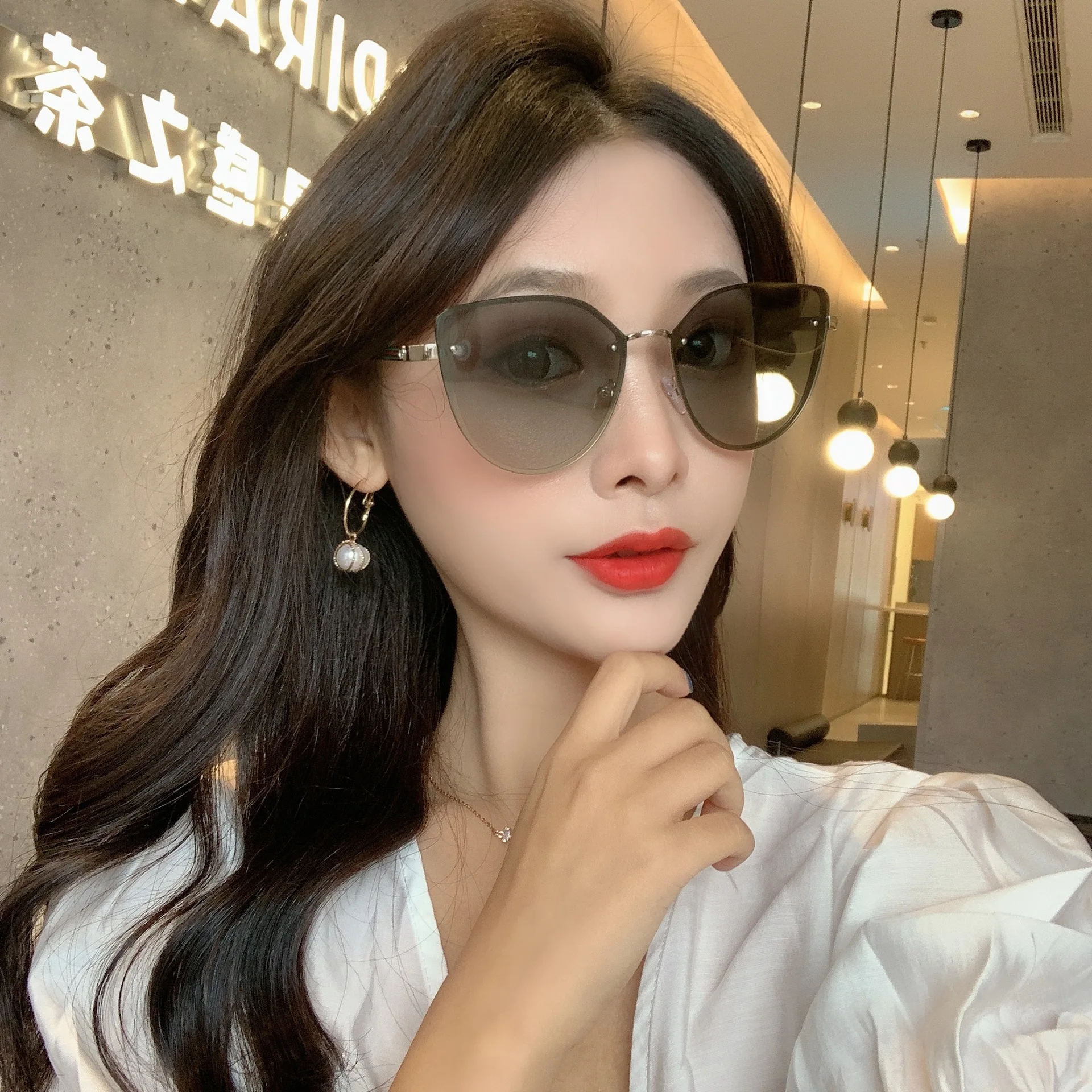 New irregular gradient rimless sunglasses fashion trend sunglasses retro polarized sunglasses
New irregular gradient rimless sunglasses fashion trend sunglasses retro polarized sunglasses