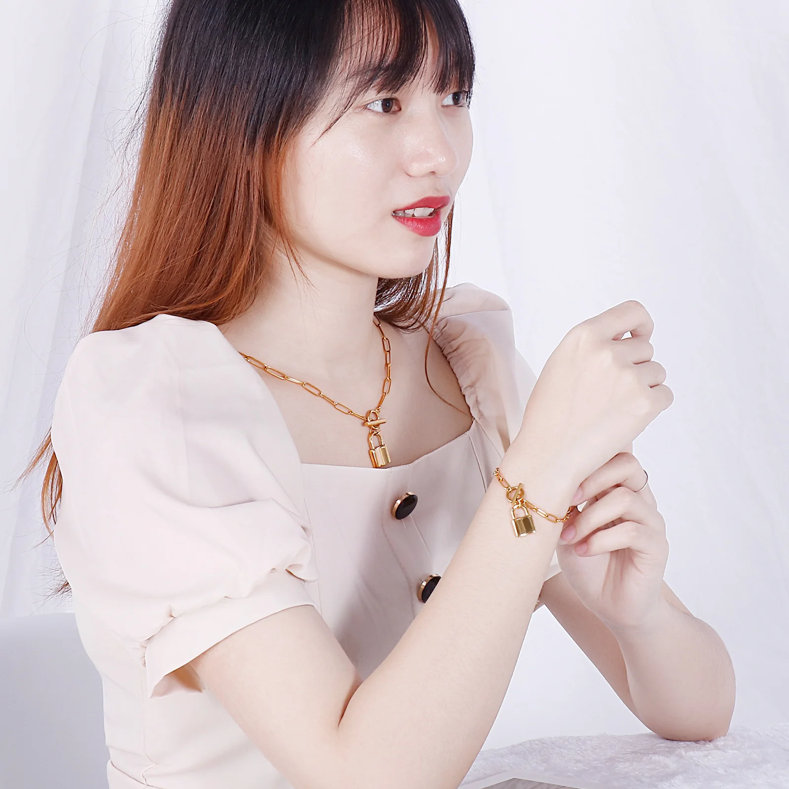 2021 New Style Qings Stainless Steel Link chain 18k lock pendant choker necklace set for women
2021 New Style Qings Stainless Steel Link chain 18k lock pendant choker necklace set for women