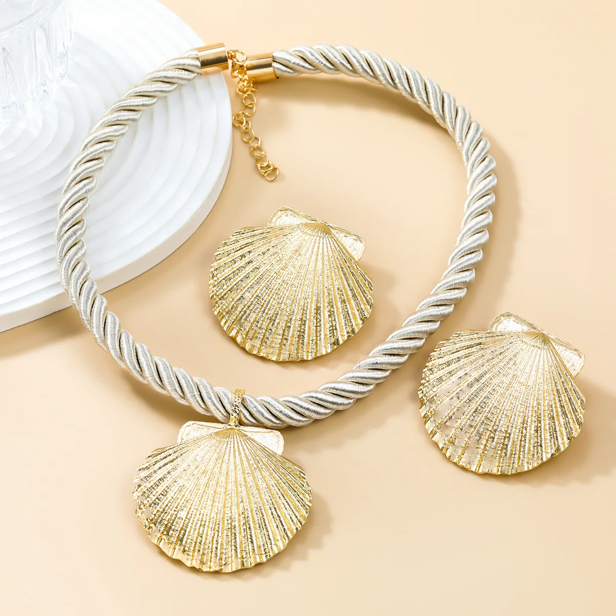 Fashion New Handmade gold color Shell Pendant Necklace Shell earring Set for Woman Holiday Jewelry
Fashion New Handmade gold color Shell Pendant Necklace Shell earring Set for Woman Holiday Jewelry