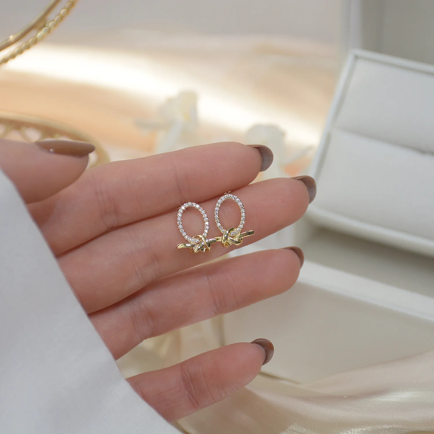 Vershal Korean Zircon Gold Tie 925 Silver Post Stud Earrings French Elegant Jewelry, Picture shows
Vershal Korean Zircon Gold Tie 925 Silver Post Stud Earrings French Elegant Jewelry, Picture shows
