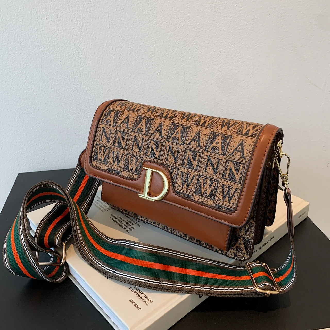 2021 new retro letter ladies bag fashion all-match one shoulder messenger bag presbyopia female bag, Brown
2021 new retro letter ladies bag fashion all-match one shoulder messenger bag presbyopia female bag, Brown