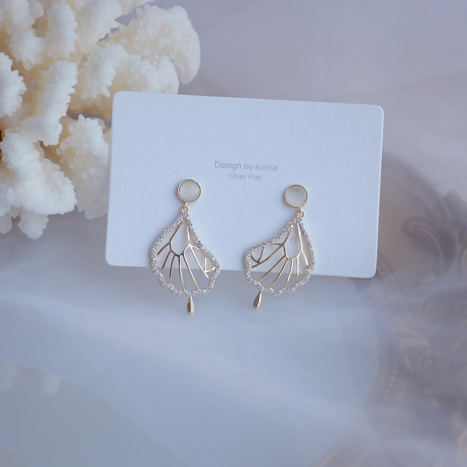 High Quality 18k Real Gold Hollow Geometric Opal Wings Earring Cubic Zircon Fairy Wings Drop Earring For Girls
High Quality 18k Real Gold Hollow Geometric Opal Wings Earring Cubic Zircon Fairy Wings Drop Earring For Girls