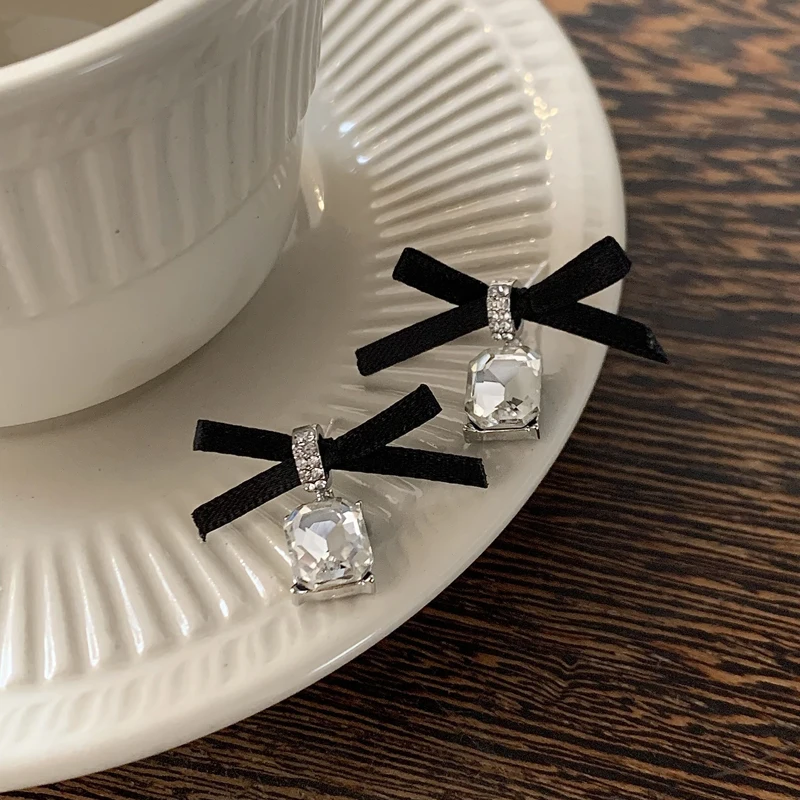 Vershal A-405 French Silver Plated Chic Black Bow Square Rhinestone Dangle Stud Earrings
Vershal A-405 French Silver Plated Chic Black Bow Square Rhinestone Dangle Stud Earrings