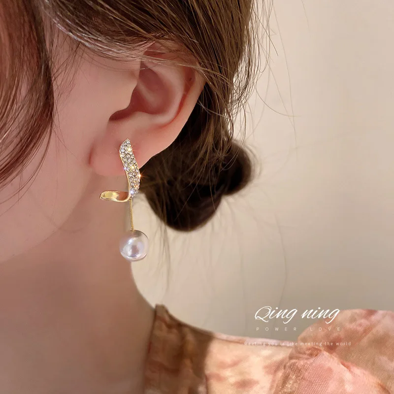 Fashion Women Jewelry 18K Gold Plated Earrings Long Line Round Pearl Earrings With Crystal
Fashion Women Jewelry 18K Gold Plated Earrings Long Line Round Pearl Earrings With Crystal