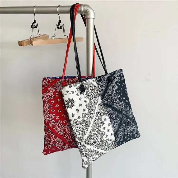 2021 Retro Contrast color bandana Purse Canvas Big Capacity Shopping bag Tote bag for Women, 2 colors 
2021 Retro Contrast color bandana Purse Canvas Big Capacity Shopping bag Tote bag for Women, 2 colors