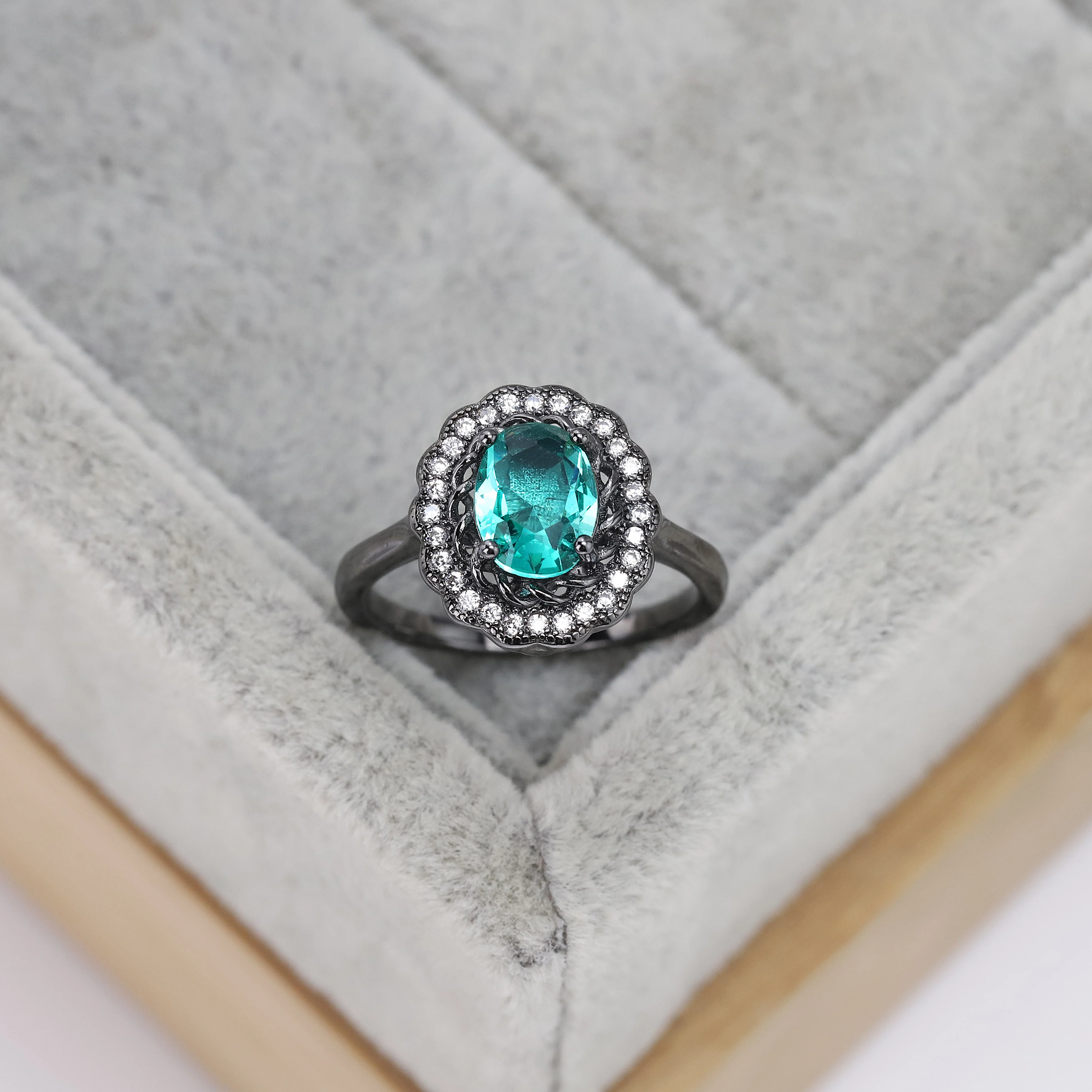 Best selling European and American S925 Silver Fashion Black Wedding Ring zircon Blue Round Crystal hat jewelry women's gift
Best selling European and American S925 Silver Fashion Black Wedding Ring zircon Blue Round Crystal hat jewelry women's gift