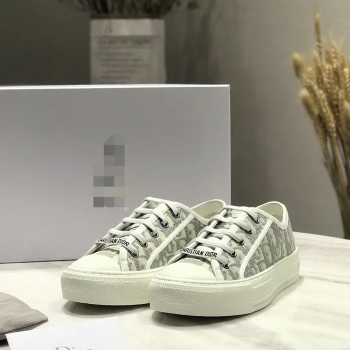 D family high version canvas shoes female tiger head embroidered letter small white shoes leather presby board shoes 2020 autumn
D family high version canvas shoes female tiger head embroidered letter small white shoes leather presby board shoes 2020 autumn