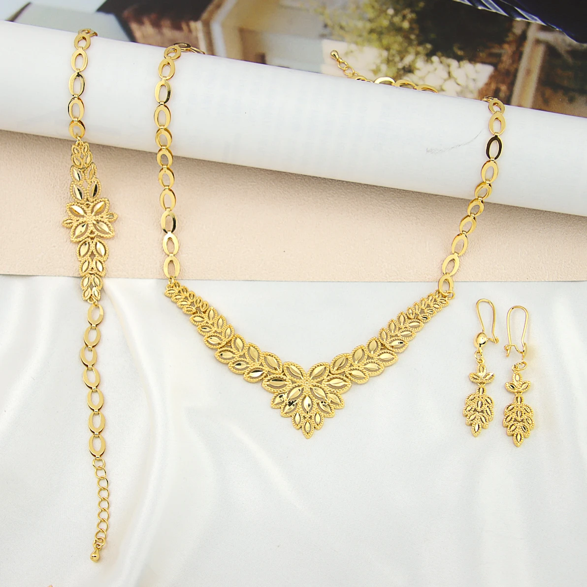 Luxury Leaf Shape Hemp Leaf Jewelry Necklace Earring Bracelet Jewelry Sets for Women Fancy
Luxury Leaf Shape Hemp Leaf Jewelry Necklace Earring Bracelet Jewelry Sets for Women Fancy