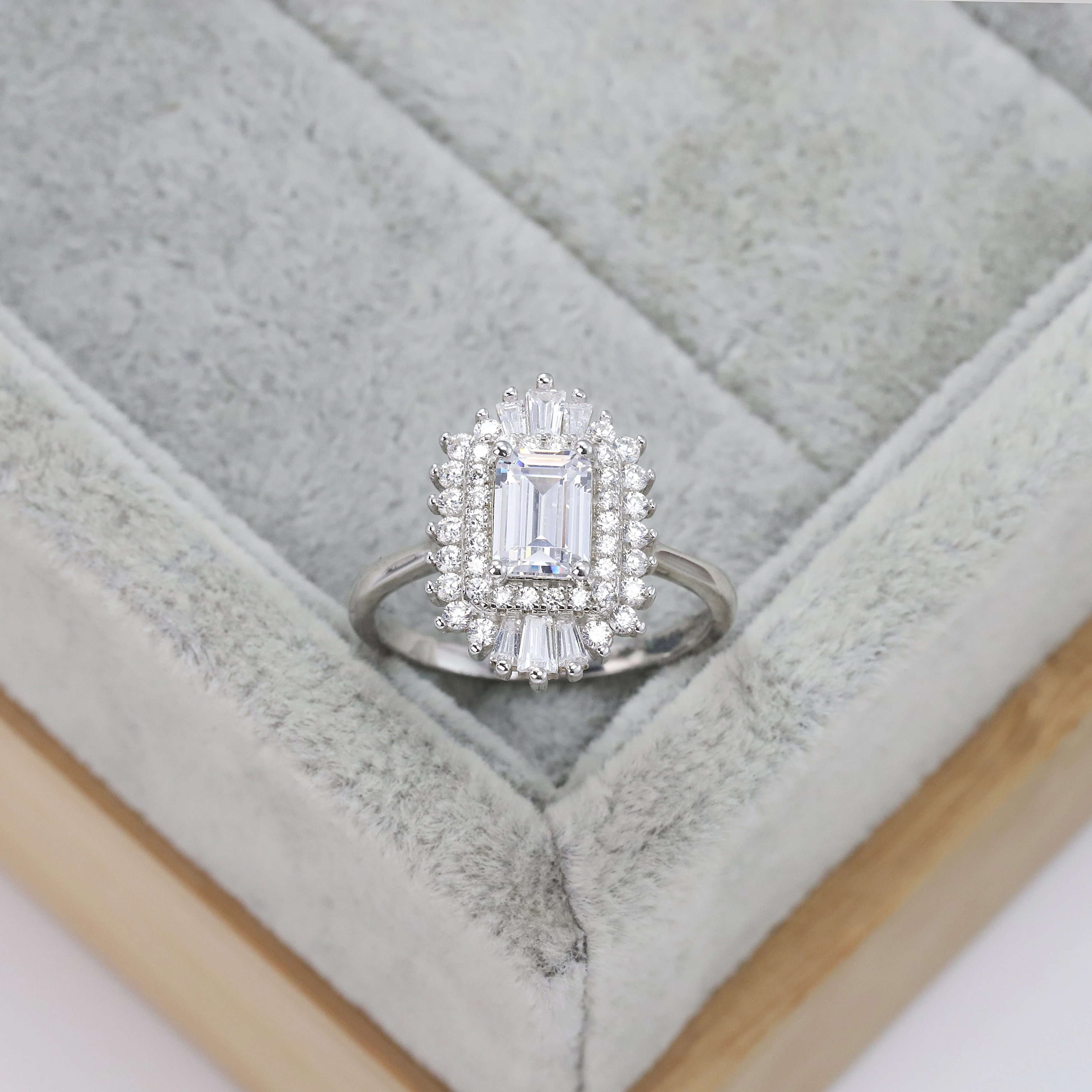 Best selling European and American S925 silver fashion wedding ring zircon square crystal hat luxury jewelry women's gifts
Best selling European and American S925 silver fashion wedding ring zircon square crystal hat luxury jewelry women's gifts