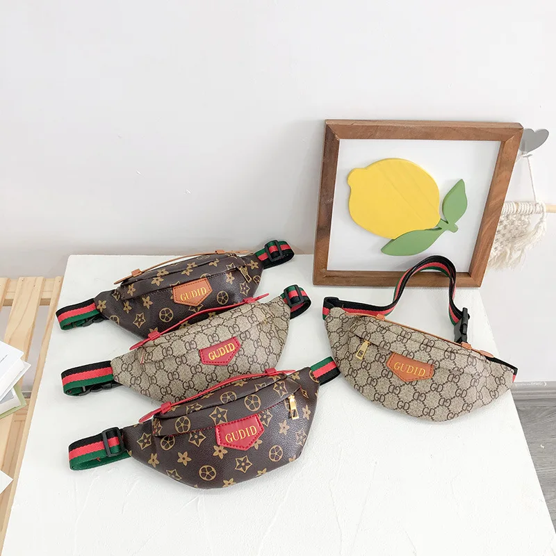 The best-selling PU children's purse letter casual boys and girls breast bag shopping children's satchel
The best-selling PU children's purse letter casual boys and girls breast bag shopping children's satchel