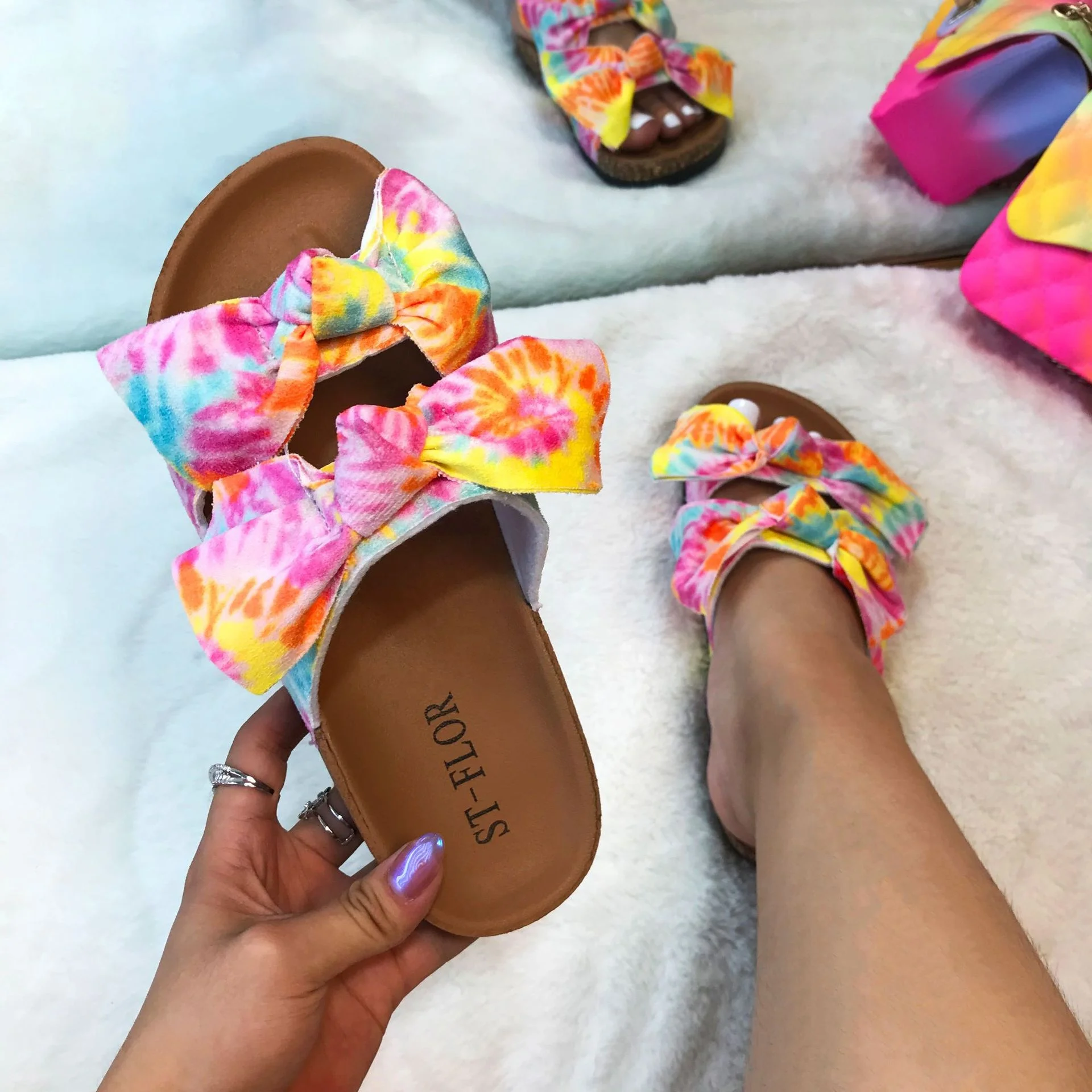 Wholesale Women Tie Dye Sandals 2020 New Fashion Women Casual Shoes Bow Flip Flops Sandals Ladies Slide Footwear Flat Slippers
Wholesale Women Tie Dye Sandals 2020 New Fashion Women Casual Shoes Bow Flip Flops Sandals Ladies Slide Footwear Flat Slippers