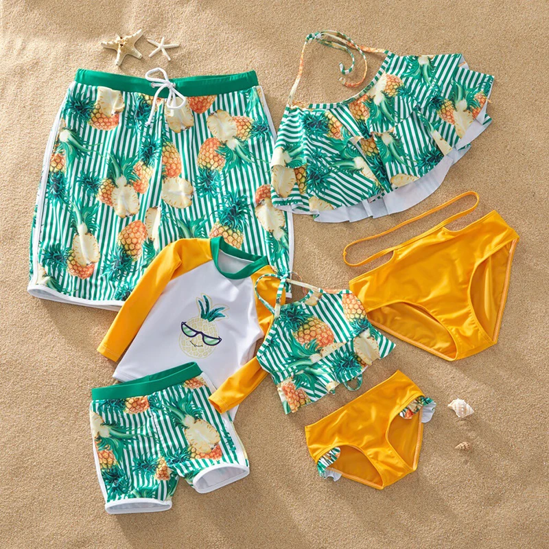 2020 Family Matching Outfits Men Swimsuit Two Pieces Women Bikini sets Men Shorts and Children Rash Guard Pineapple Print
2020 Family Matching Outfits Men Swimsuit Two Pieces Women Bikini sets Men Shorts and Children Rash Guard Pineapple Print