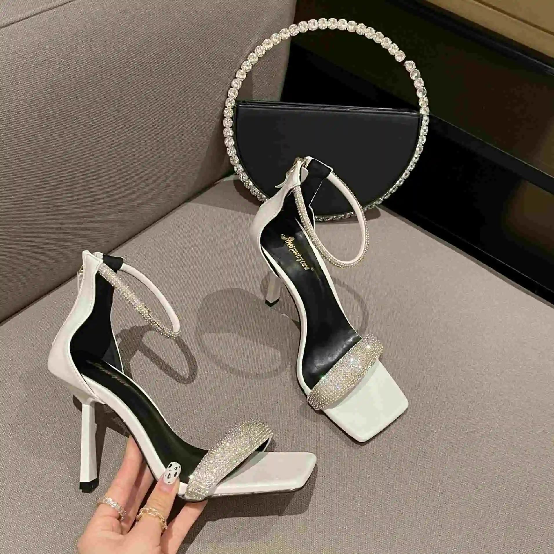 2021 New design summer rhinestone square toe ladies sexy high heel sandals fashion open toe stiletto Party sandals women
2021 New design summer rhinestone square toe ladies sexy high heel sandals fashion open toe stiletto Party sandals women