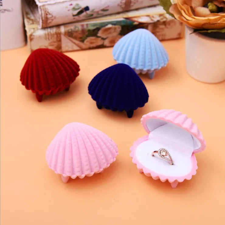 China Factory Wholesale High Quality Luxury Shell Shape Velvet RingJewelry Packaging Gift Box, Black,red, blue, pink or customized
China Factory Wholesale High Quality Luxury Shell Shape Velvet RingJewelry Packaging Gift Box, Black,red, blue, pink or customized