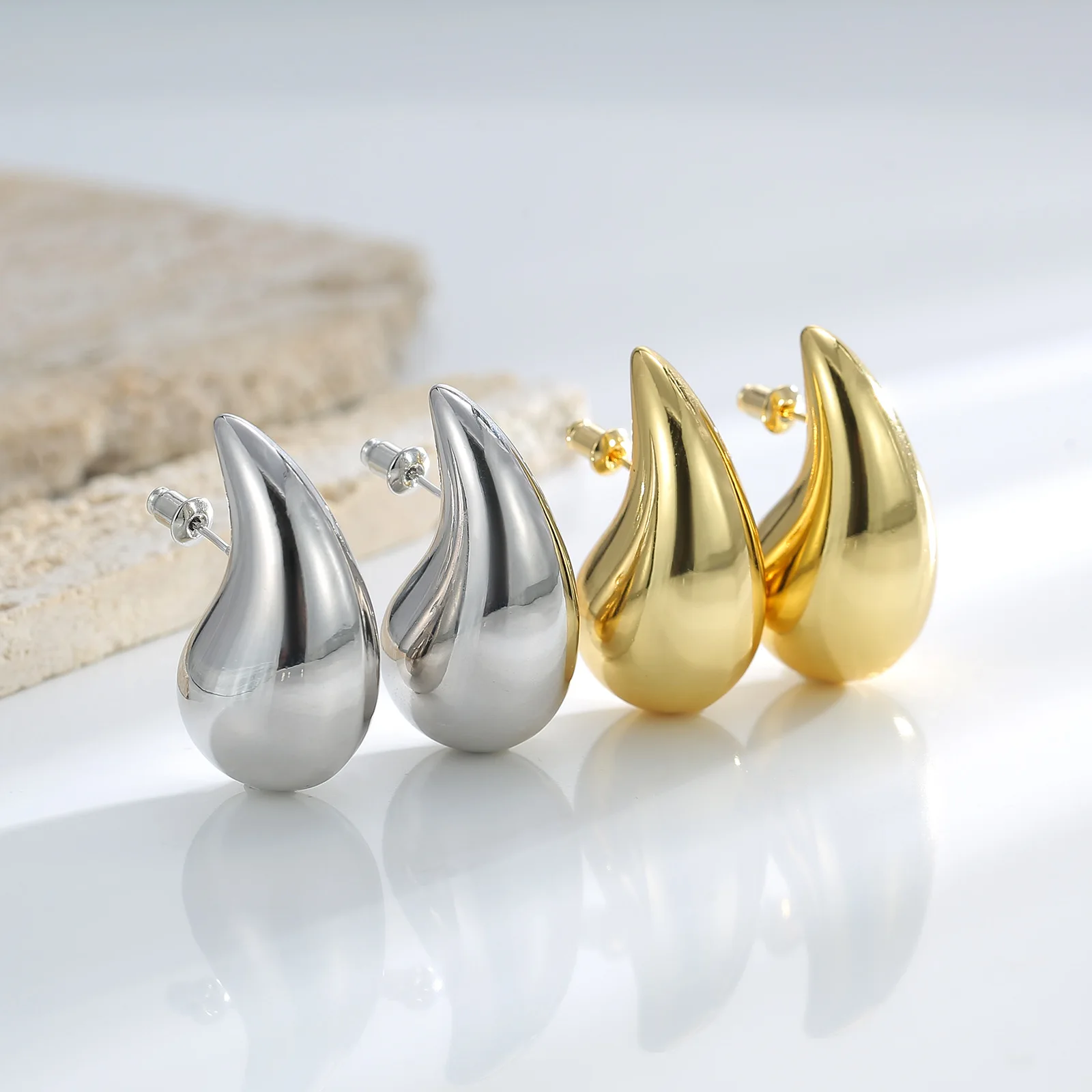 2023 Fashion Minimalist Hollow Out Water Drop Big Stud Earrings For Women 14k Gold Plated Brass Jewelry
2023 Fashion Minimalist Hollow Out Water Drop Big Stud Earrings For Women 14k Gold Plated Brass Jewelry