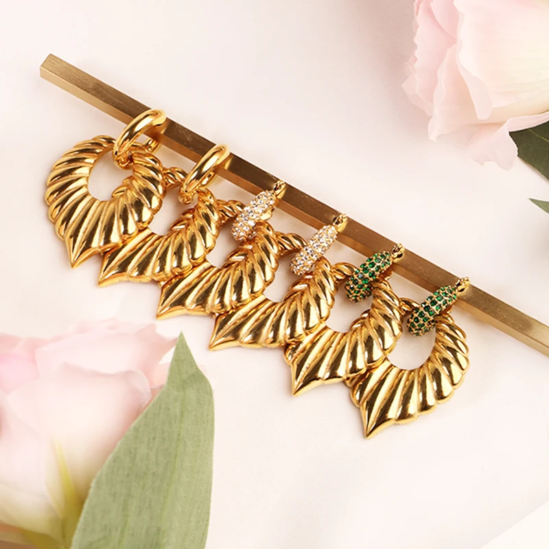 Bohemia Jewelry Custom Hoop Green Zirconia 18K Gold Earrings Hollow Out Leaf Shape Drop Samoan Earrings
Bohemia Jewelry Custom Hoop Green Zirconia 18K Gold Earrings Hollow Out Leaf Shape Drop Samoan Earrings
