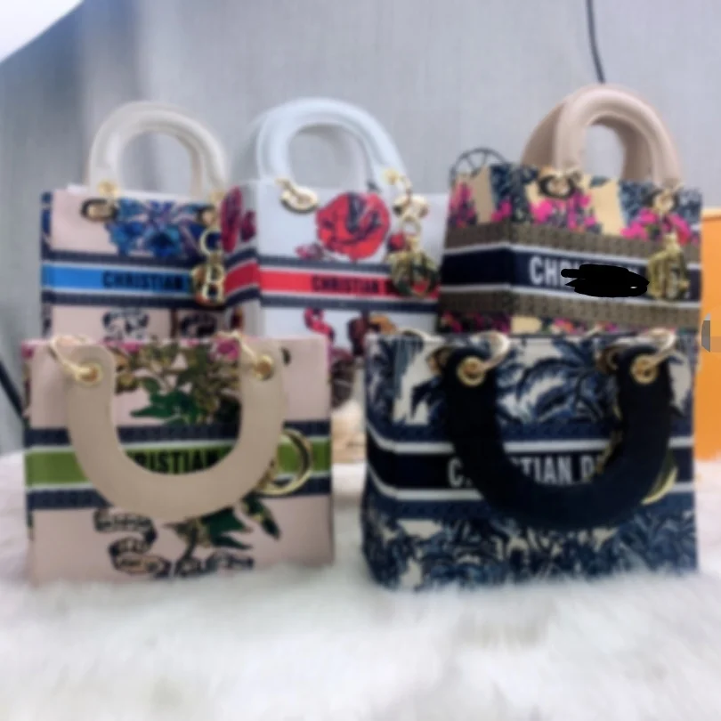 New trendy tote bags famous luxury brands Medium Lady D-Lite Bag canvas purses luxury handbags for women 2021, 7colors
New trendy tote bags famous luxury brands Medium Lady D-Lite Bag canvas purses luxury handbags for women 2021, 7colors