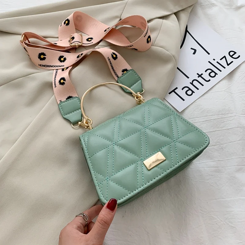 2021 metal handle wide strap Trapezoid shape quilted purse for women handbag ladies hand bags purses, Customizable
2021 metal handle wide strap Trapezoid shape quilted purse for women handbag ladies hand bags purses, Customizable