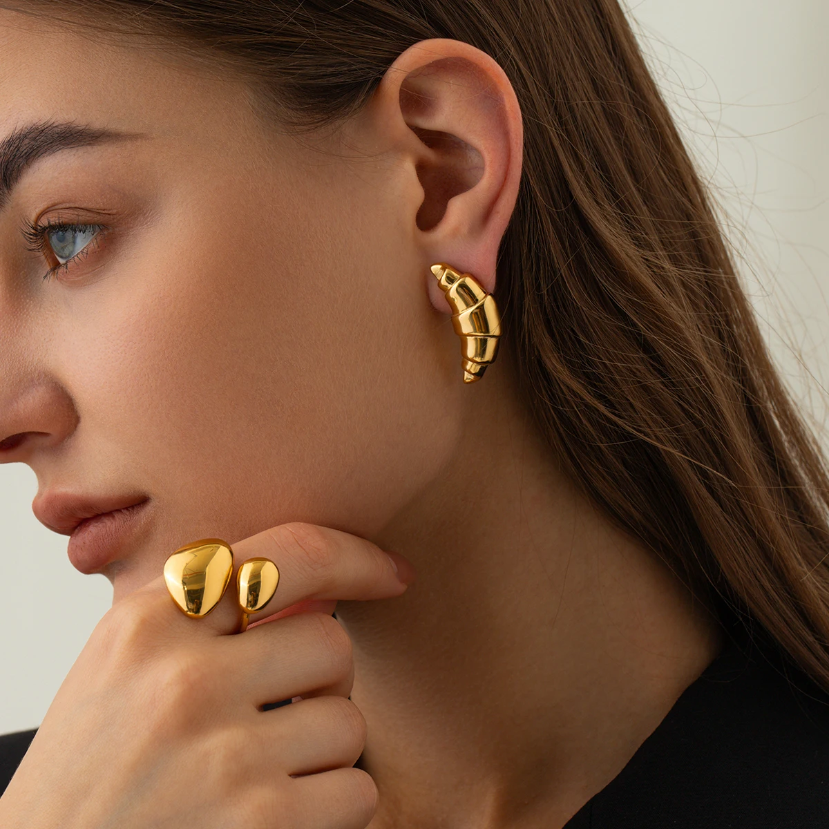 J&D Unique Stainless Steel Handmade Stud Earrings 18k Gold Plated Big Hollow Croissant Earrings Women
J&D Unique Stainless Steel Handmade Stud Earrings 18k Gold Plated Big Hollow Croissant Earrings Women