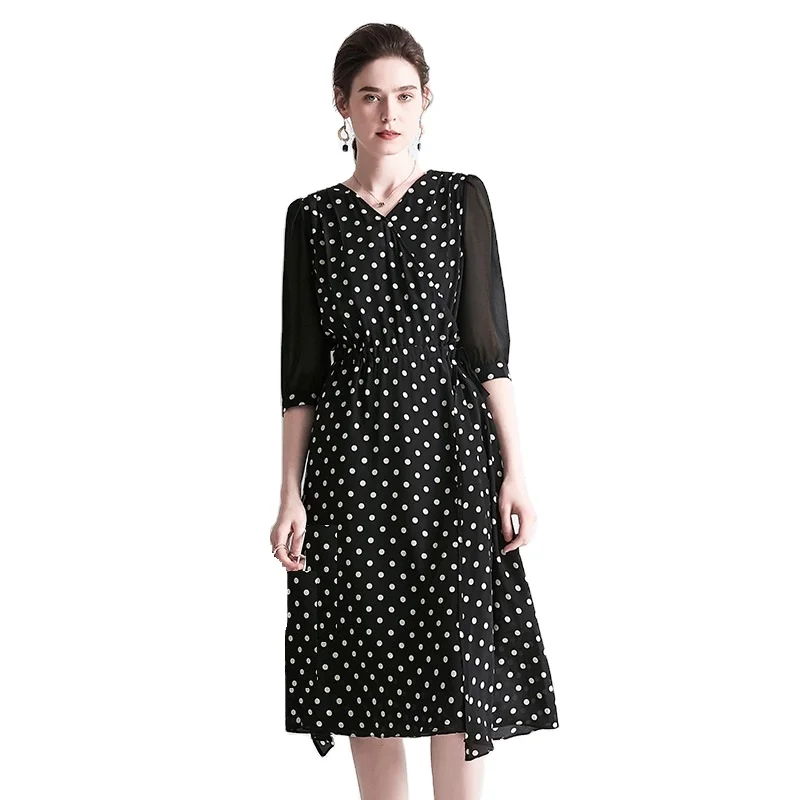2021 European and American spring and summer new style v-neck waist slimming mid-sleeve large skirt hemline silk silk p
2021 European and American spring and summer new style v-neck waist slimming mid-sleeve large skirt hemline silk silk p