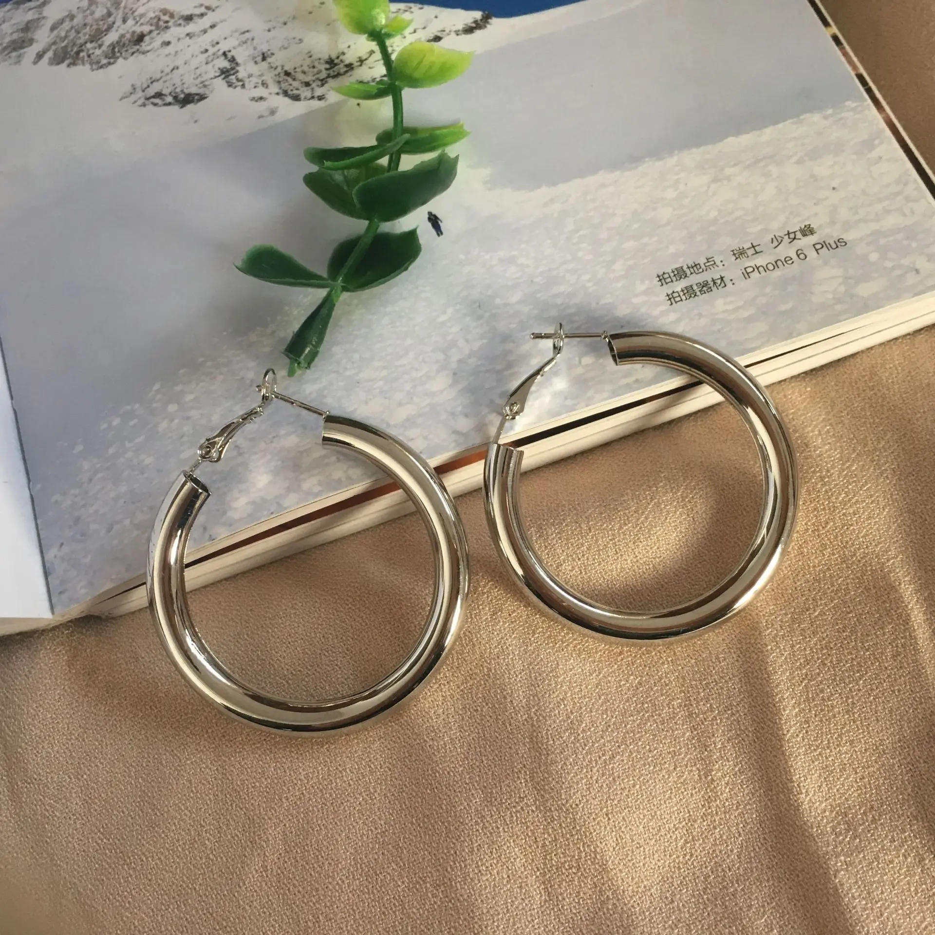 Ruigang 2021 Amazon Hot Sale 18 K Gold Plating Women's Large Hoop Clip European Tube Circle Earrings
Ruigang 2021 Amazon Hot Sale 18 K Gold Plating Women's Large Hoop Clip European Tube Circle Earrings