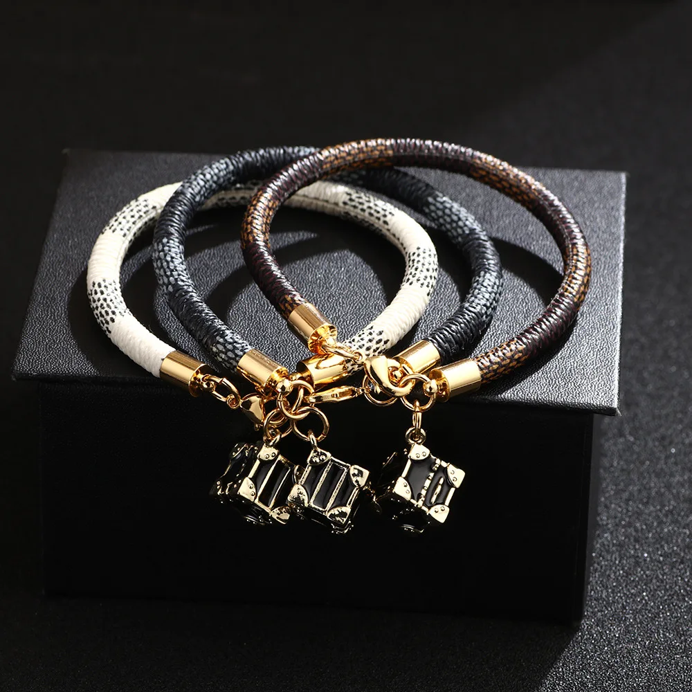 Fashion stripe PU Leather cord Bracelet Plating 18 Real gold Quartet bag Pendant wristband for women, Brown,black
Fashion stripe PU Leather cord Bracelet Plating 18 Real gold Quartet bag Pendant wristband for women, Brown,black