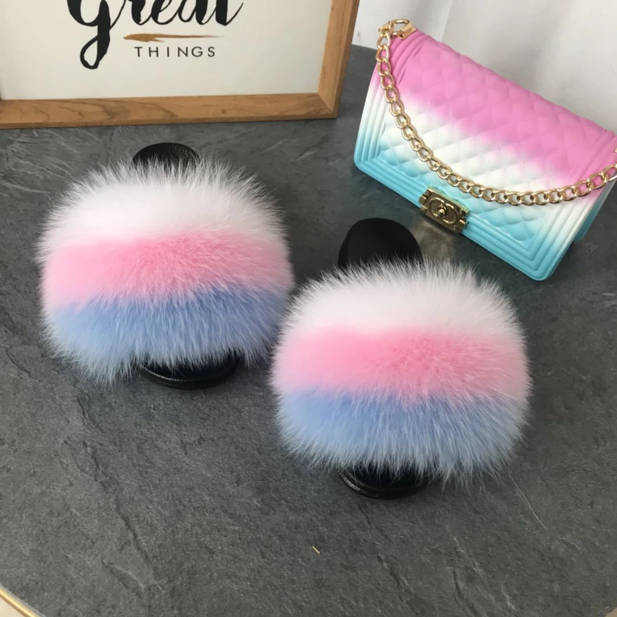 Fast delivery of the latest style ladies luxury outdoor fur slippers with jelly bag color jelly bag set fluffy fur slippers set, Customized color
Fast delivery of the latest style ladies luxury outdoor fur slippers with jelly bag color jelly bag set fluffy fur slippers set, Customized color