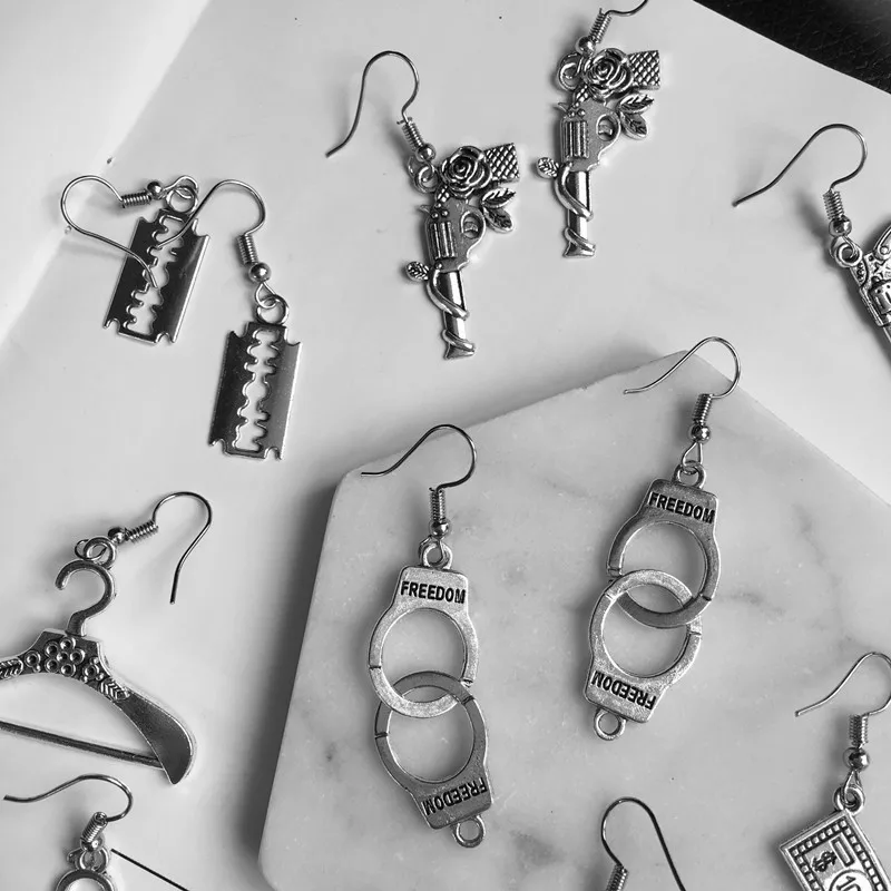 Punk Cheap Sliver Handcuffs Blade Gun Drop Earrings Creativity Jewelry Accessories Women Simple Fashion Cool Wholesale Pistols
Punk Cheap Sliver Handcuffs Blade Gun Drop Earrings Creativity Jewelry Accessories Women Simple Fashion Cool Wholesale Pistols