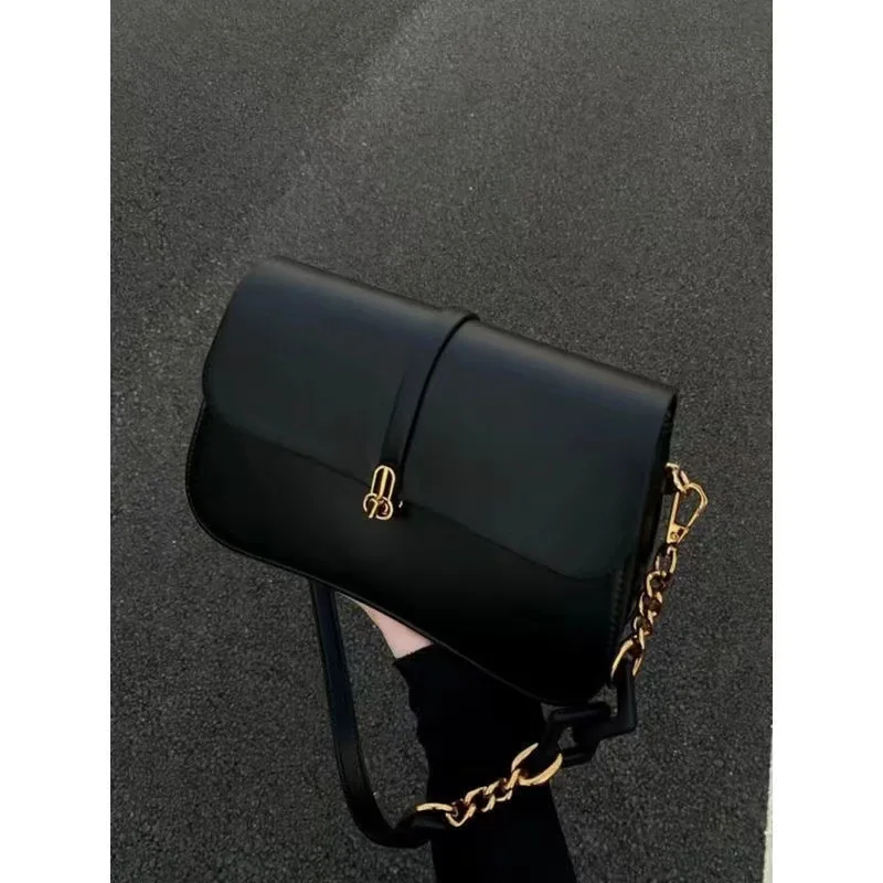 New Street Trend Luggage Pillow Bag Lock Buckle Women's Handbag 
New Street Trend Luggage Pillow Bag Lock Buckle Women's Handbag