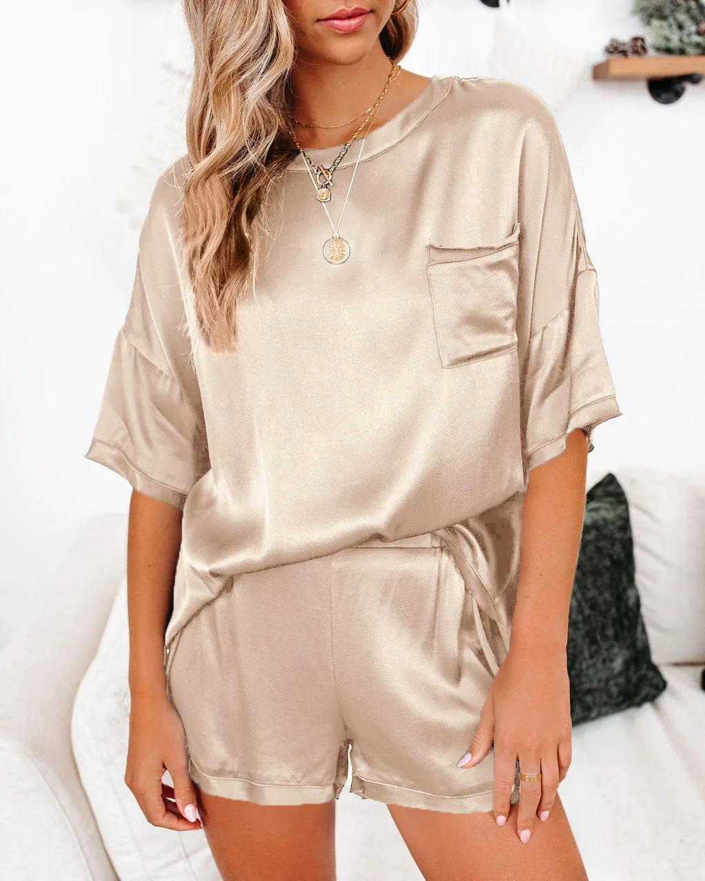 2021 summer and spring casual new solid color silk pocket short-sleeved shorts irregular two-piece suit glossy pajamas, As picture
2021 summer and spring casual new solid color silk pocket short-sleeved shorts irregular two-piece suit glossy pajamas, As picture