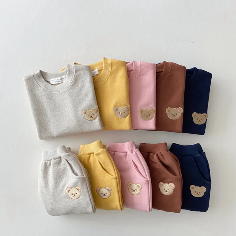 2021 Korean ins kids clothing sets autumn children long sleeved cotton cartoon bear round neck sweater pants two piece suit
2021 Korean ins kids clothing sets autumn children long sleeved cotton cartoon bear round neck sweater pants two piece suit