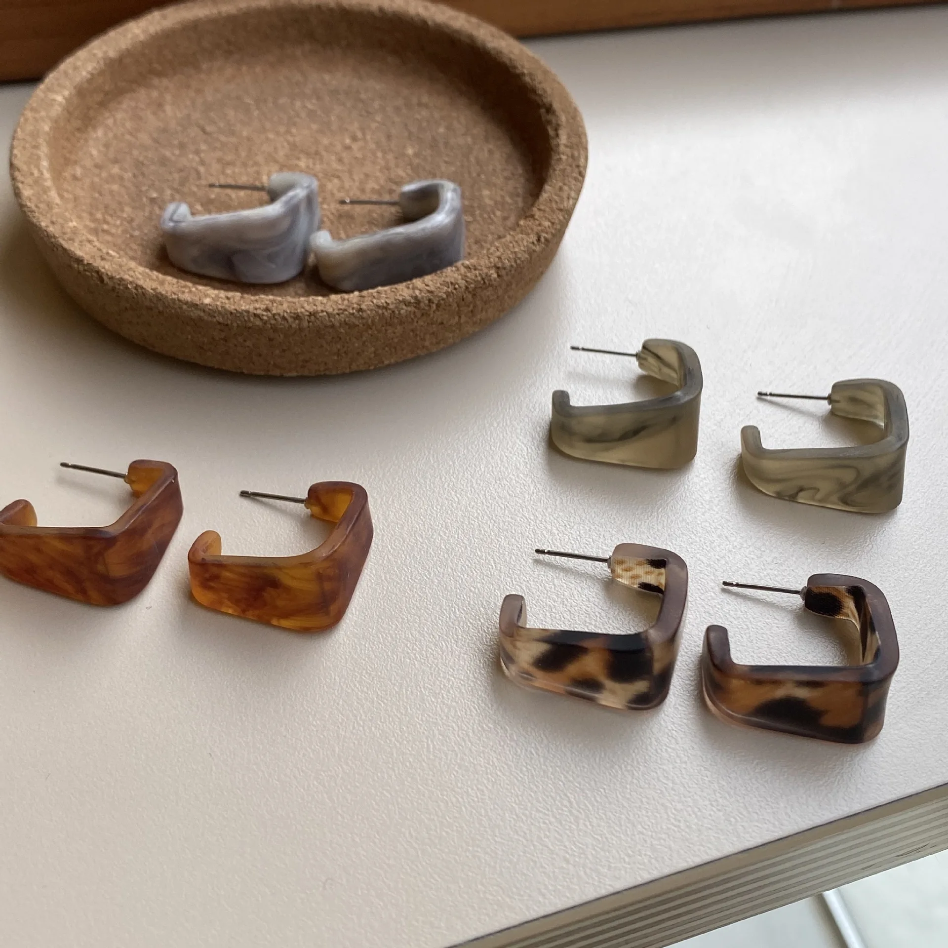 European New Simple Minimalist Retro Acrylic Acetate Frosted Leopard Print Irregular Geometric C-Hoop Circle Earrings, Like picture
European New Simple Minimalist Retro Acrylic Acetate Frosted Leopard Print Irregular Geometric C-Hoop Circle Earrings, Like picture