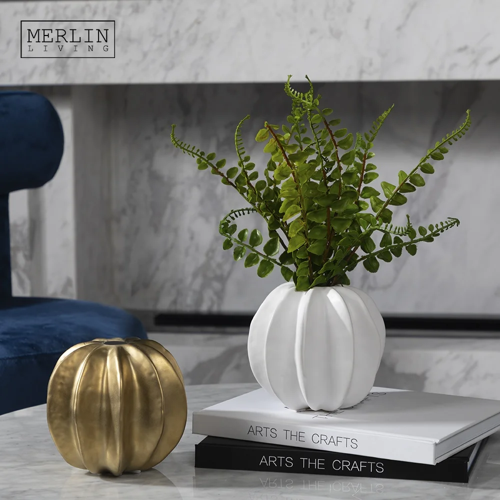 White and gold deko nordic bud vase for home decor keramik ceramic porcelain vase table short morandi golden small flower vase
White and gold deko nordic bud vase for home decor keramik ceramic porcelain vase table short morandi golden small flower vase