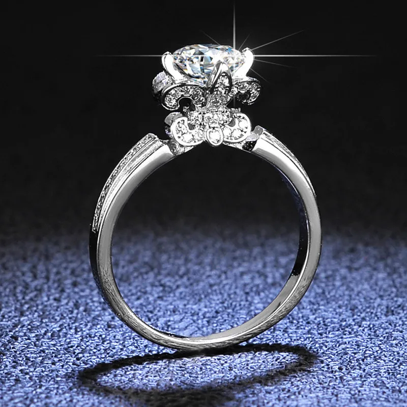 Luxury Diamond Test Past D Color Moissanite Ring Silver 925 Original 1 Carat Sparkling Gemstone Engagement Rings for Women Gift
Luxury Diamond Test Past D Color Moissanite Ring Silver 925 Original 1 Carat Sparkling Gemstone Engagement Rings for Women Gift