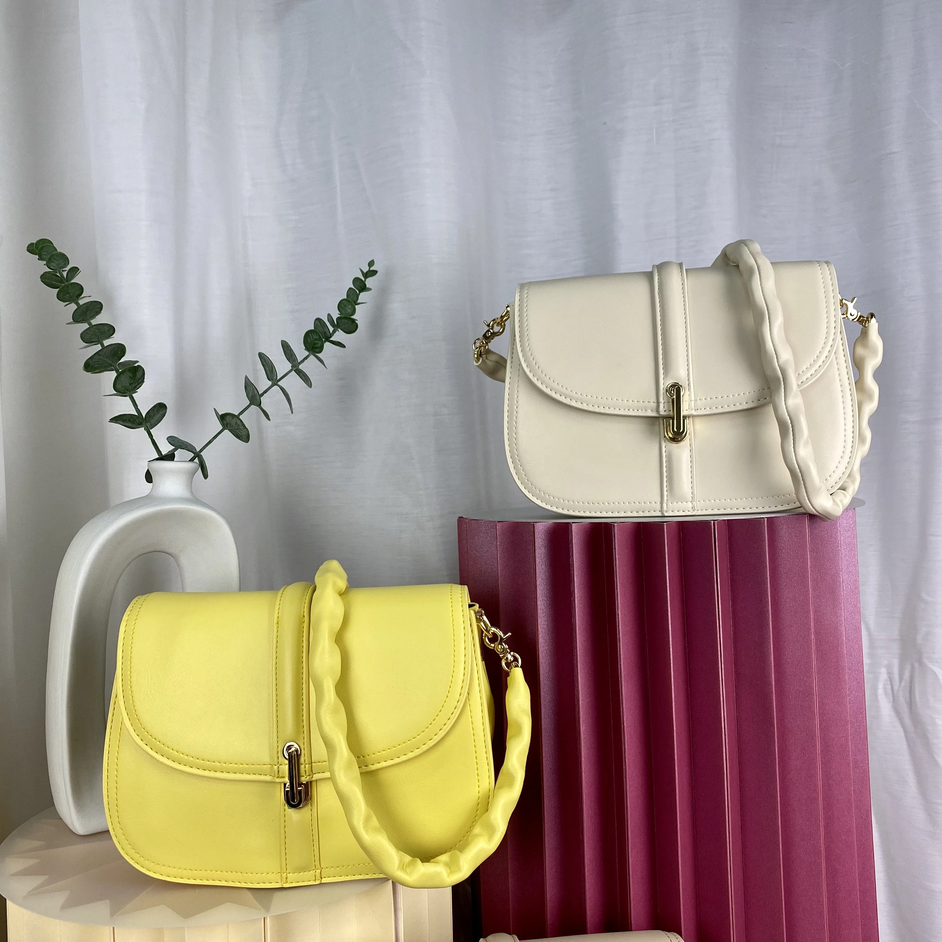 2021 new handbag armpit bag lock flap sandwich messenger bag women's fashion versatile bag luxury
2021 new handbag armpit bag lock flap sandwich messenger bag women's fashion versatile bag luxury