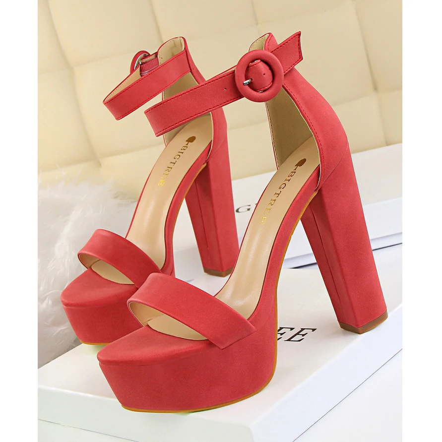 zapatos altos rojos de moda