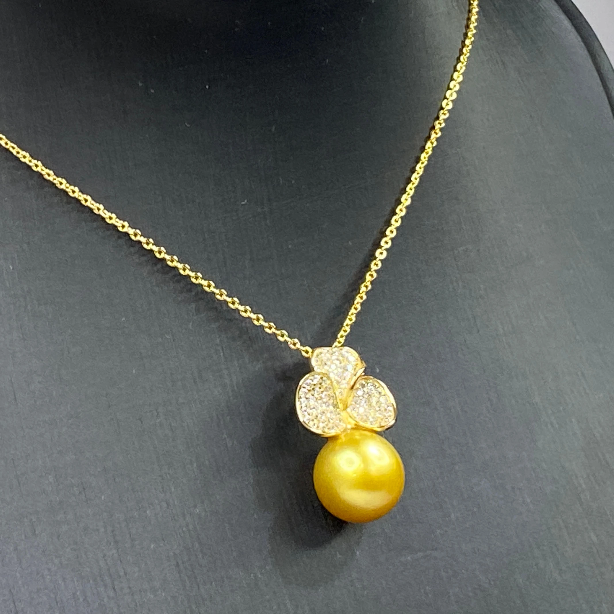 Factory direct sales 11-12 mm Golden South Sea Pearl Three petals flowers Pendant Sliver 925 Valentine's Day present
Factory direct sales 11-12 mm Golden South Sea Pearl Three petals flowers Pendant Sliver 925 Valentine's Day present