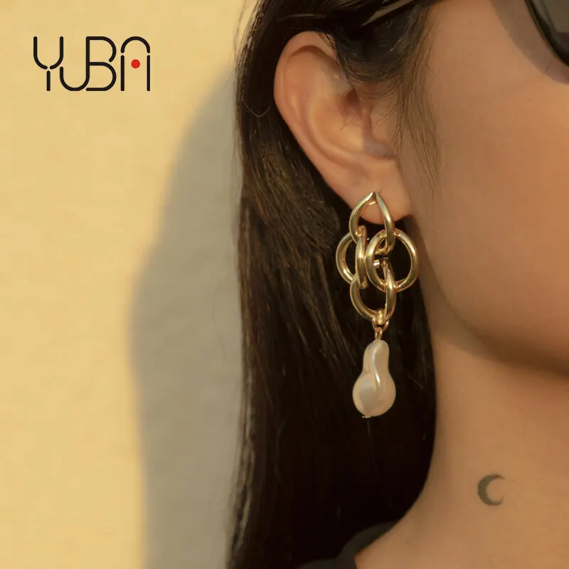 Retro Gold Filled Imitation Pearl Hollow Earrings Exaggerated Geometric Irregular Pearl Drop Earrings Jewelry For Women
Retro Gold Filled Imitation Pearl Hollow Earrings Exaggerated Geometric Irregular Pearl Drop Earrings Jewelry For Women