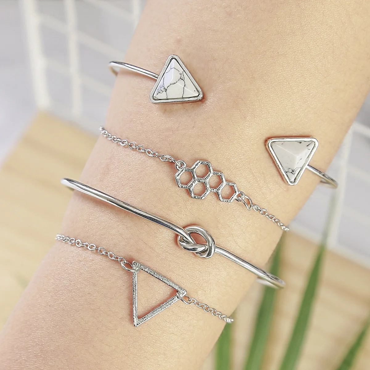 2019NEW fashion creative retro simple bracelet, love pendant round piece bracelet set for women, factory jewelry wholesale 
2019NEW fashion creative retro simple bracelet, love pendant round piece bracelet set for women, factory jewelry wholesale