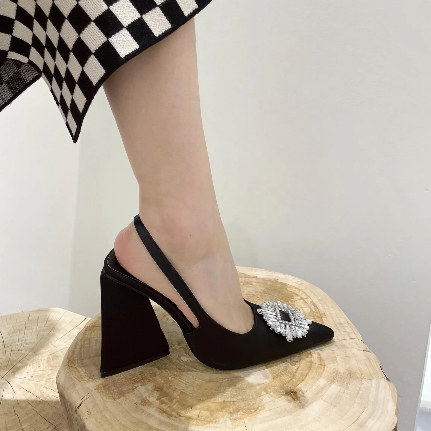 355-106 DEleventh shoes women heels designer heels custom logo point toe luxury diamond women shoes 2022 block triangle heels
355-106 DEleventh shoes women heels designer heels custom logo point toe luxury diamond women shoes 2022 block triangle heels