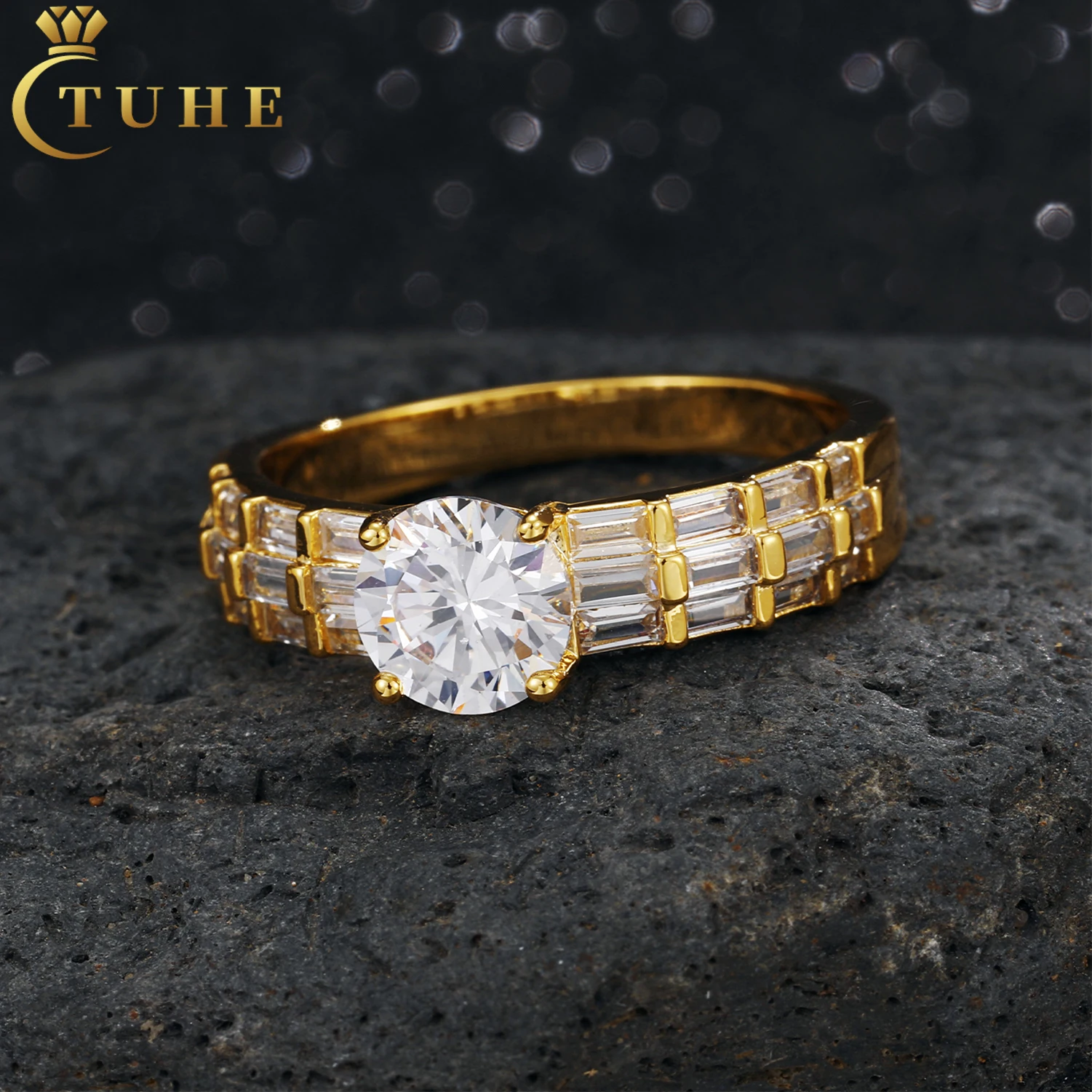 Luxury Wedding Jewelry 18K Gold Plated Copper Prong Setting AAAAA Baguette CZ Diamond Engagement Ring For Men Women
Luxury Wedding Jewelry 18K Gold Plated Copper Prong Setting AAAAA Baguette CZ Diamond Engagement Ring For Men Women