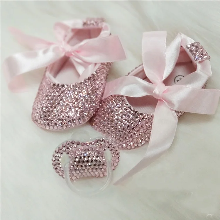 Spring Autumn Glitter Crystal Newborn Shoes Soft Sole Baby Girl Princess Shoes with Bling Baby Pacifier for Pink Gift Set
Spring Autumn Glitter Crystal Newborn Shoes Soft Sole Baby Girl Princess Shoes with Bling Baby Pacifier for Pink Gift Set