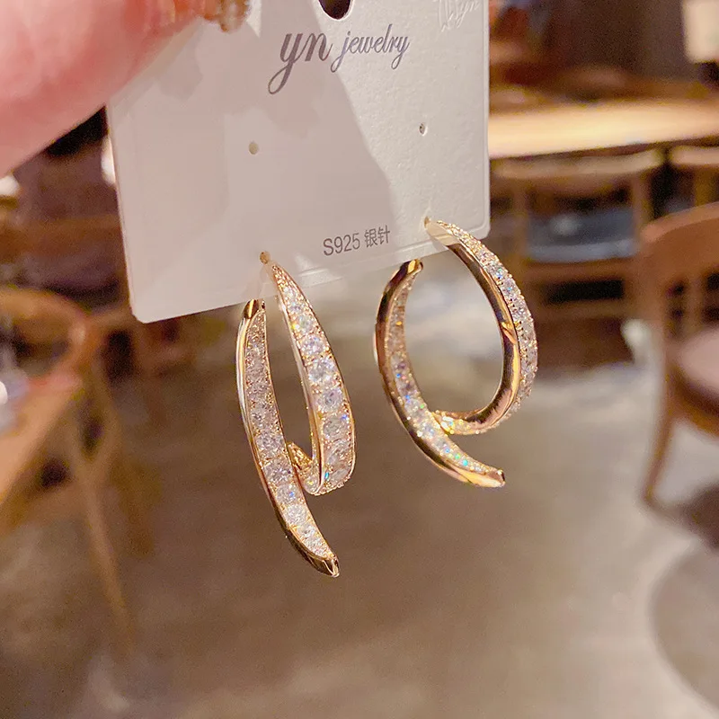 Super Shining Full Diamond CZ Geometric Drop Earrings Luxury Good Quality Zirconia Stone C Shaped Pendant Earrings
Super Shining Full Diamond CZ Geometric Drop Earrings Luxury Good Quality Zirconia Stone C Shaped Pendant Earrings