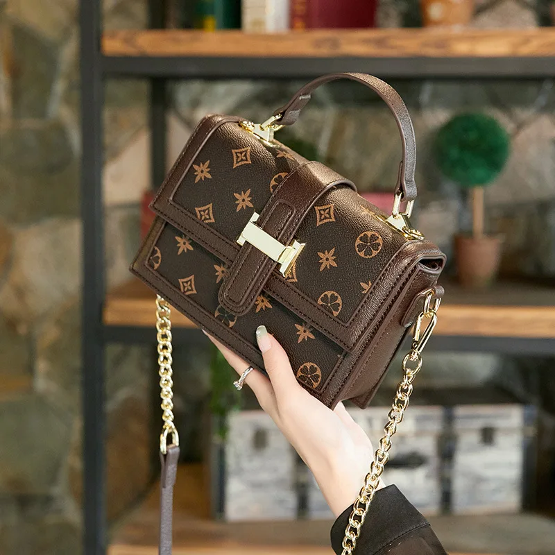 French small square bag 2021 new fashion trend shoulder bag pvc leather print hand sling bag for women factory wholesale
French small square bag 2021 new fashion trend shoulder bag pvc leather print hand sling bag for women factory wholesale