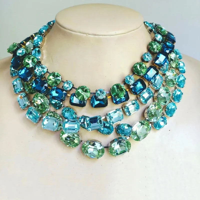 luxury designer jewelry with colorful styles large and elegant necklaces woman party and banquet decorations
luxury designer jewelry with colorful styles large and elegant necklaces woman party and banquet decorations