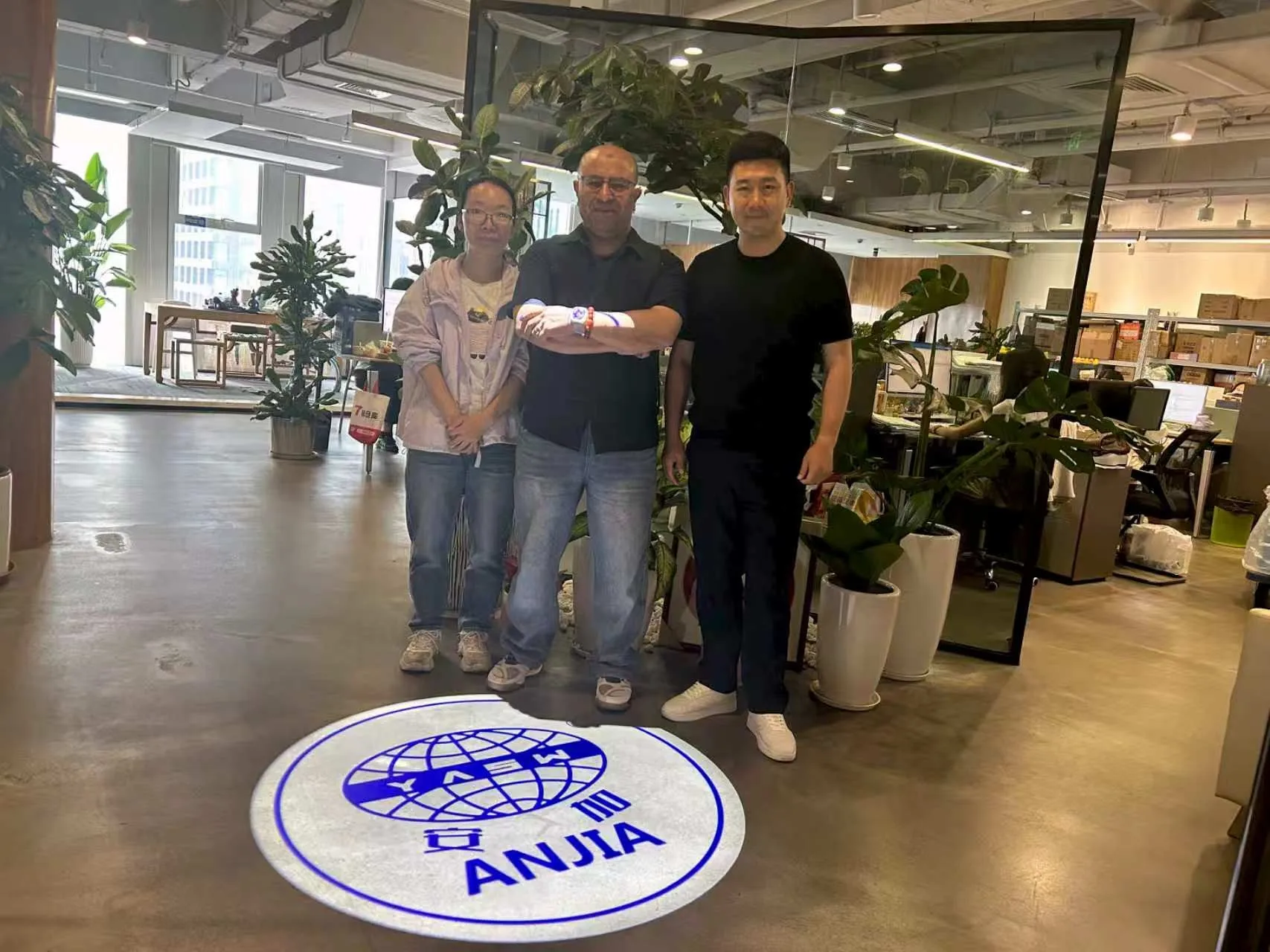Hauptsitz der ANJIA-Gruppe | Guangzhou ANJIA Group staff with a buyer at the company head office in Zhujiang New Town, Guangzhou