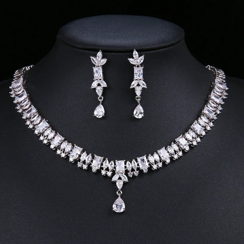 2 pcs Temperament Western jewelry set Drops shaped emerald zircon set earing and necklace set, Silver/green
2 pcs Temperament Western jewelry set Drops shaped emerald zircon set earing and necklace set, Silver/green