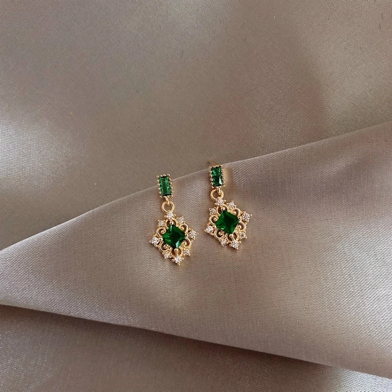 Fashion New Arrival Luxury Cubic Zircon Earrings Green Zircon Pendant Earrings Geometric Compact Zircon Stud Earrings for Women
Fashion New Arrival Luxury Cubic Zircon Earrings Green Zircon Pendant Earrings Geometric Compact Zircon Stud Earrings for Women